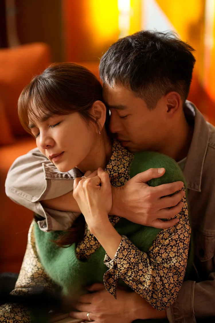 Ella（左）演出溫情戲碼也能瞬間跳脫。壹壹影業提供