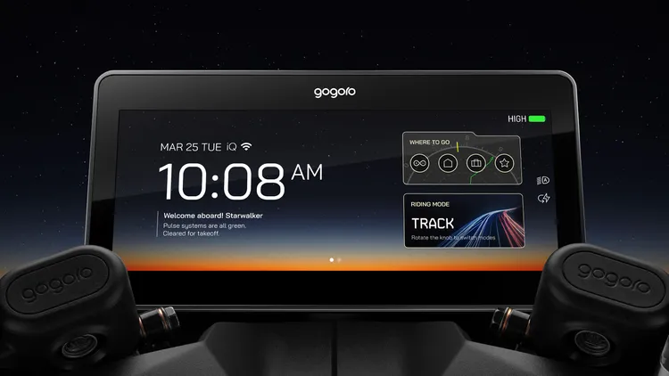 Gogoro Pulse Starwalker Edition星宇航空特仕版搭載專屬航空儀表主題，取材於飛機駕駛艙的儀表設計，將飛行元素與數位儀表融合，提供極具航空感的騎乘介面。gogoro提供