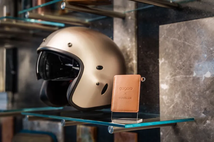 Gogoro x STARLUX Starwalker Edition聯名套組含Gogoro Pulse Starwalker Edition星宇航空特仕版車輛、同車色聯名安全帽乙頂、聯名飛行夾克乙件、Gogoro x STARLUX聯名皮革卡套乙個（只送不賣）。gogoro提供