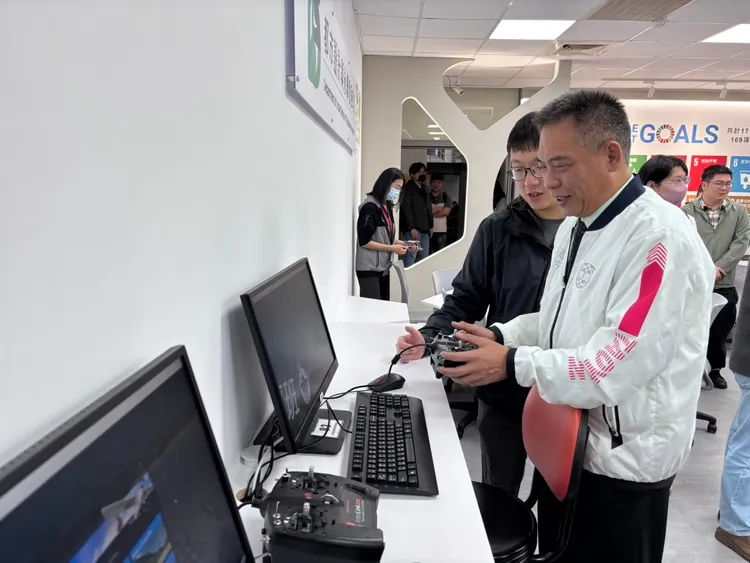 消防局長龔永信了解無人機的救災運用。桃園市消防局提供