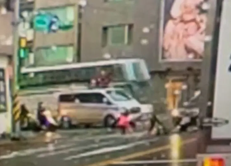 小姐妹過馬路被金客車撞倒。翻攝youtube
