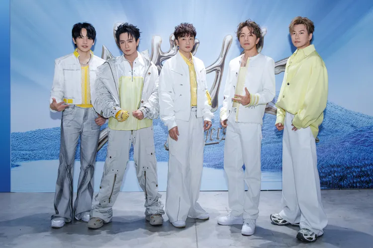 Toro（左2）新髮型曝光，短髮小海膽造型讓粉絲夢回喬傑立時期。圖／相信音樂提供