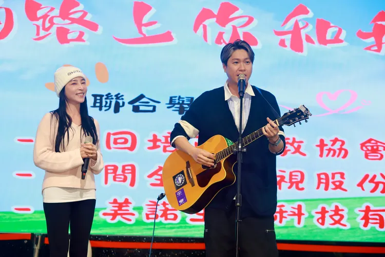 黃少谷自彈自唱跟張家瑋一起炒熱氣氛。民視提供