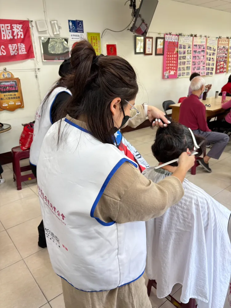 新北市女子美容商業同業公會輔導理事長劉堂麟表示將會投入更多社區服務，回饋社會。區公所提供