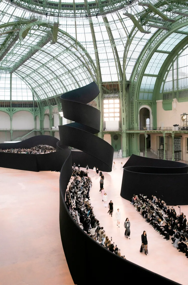 香奈兒秀場有巨型黑色緞帶輕盈飄舞。品牌提供