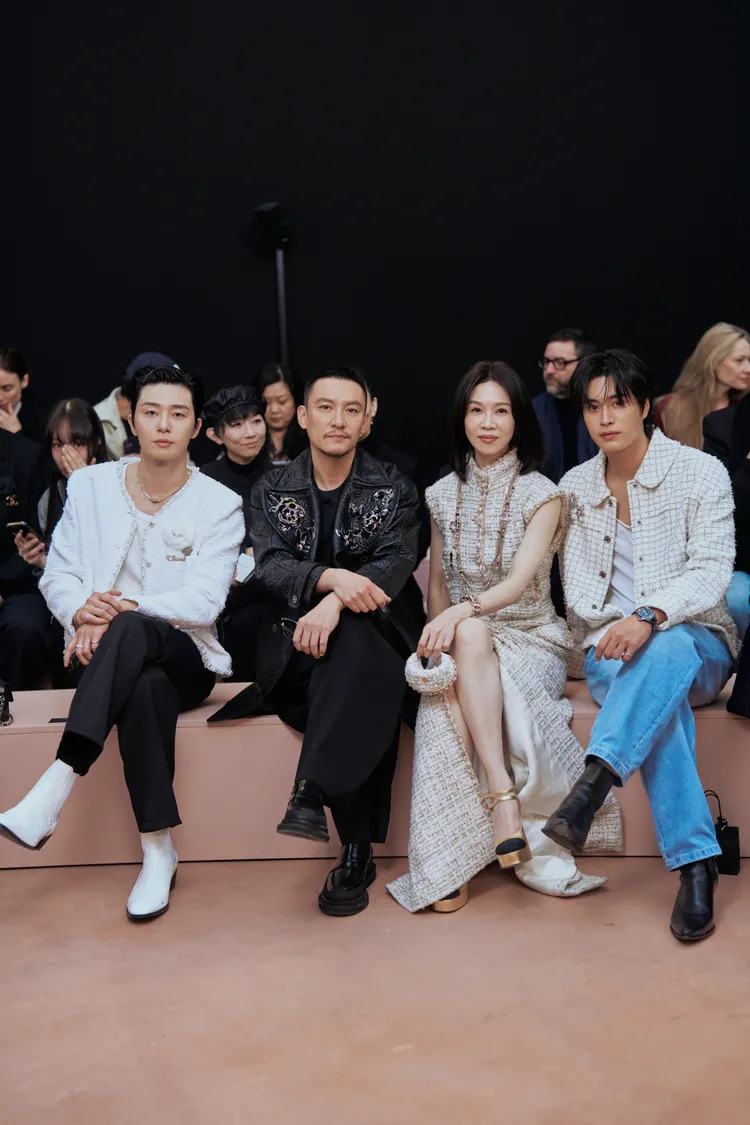 朴敘俊（左起）、張震、謝盈萱、泰星Gemini比肩而坐欣賞香奈兒大秀。品牌提供