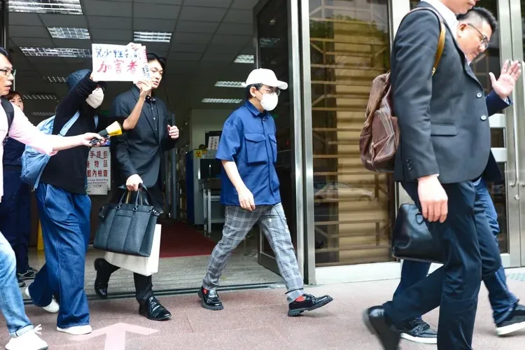 圖為黃子佼日前二審開庭，民眾抗議情形。彭欣偉攝