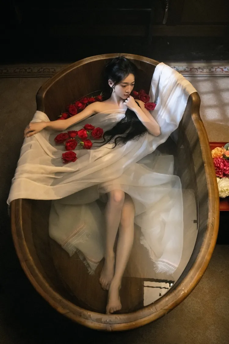 吳謹言花瓣浴拍得辛苦。中視提供