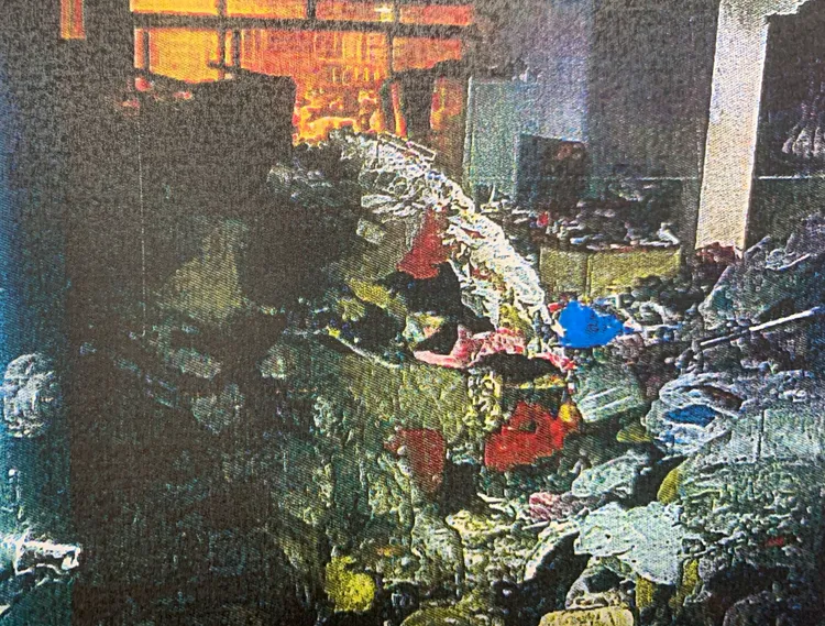 屋內堆放的物品被燒毀。翻攝畫面