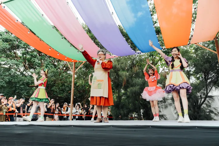 水果奶奶現場帶著大小朋友一起唱唱跳跳。圖／小公視提供