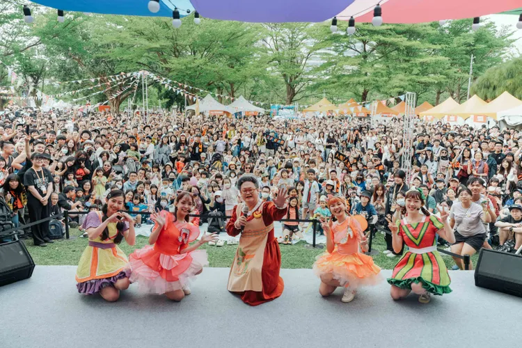 水果奶奶現身大港開唱，人氣超級旺。圖／小公視提供