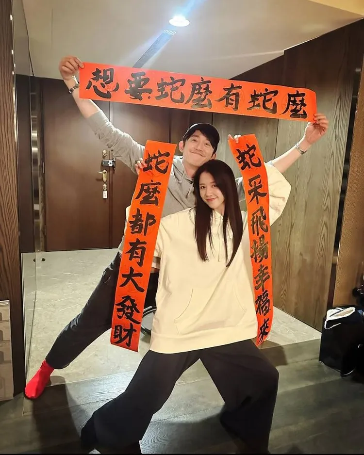 邵雨薇（前）、吳慷仁過年時手寫春聯拜年，放閃。翻攝邵雨薇臉書