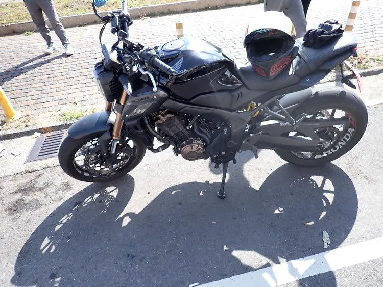 鄭男的大型重機被Ubike撞倒還「肇事逃逸」，油箱有明顯受損痕跡。民眾提供