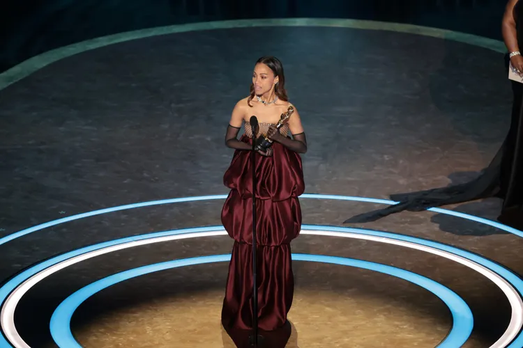 最佳女配角柔伊莎達娜穿上SAINT LAURENT晚裝。品牌提供