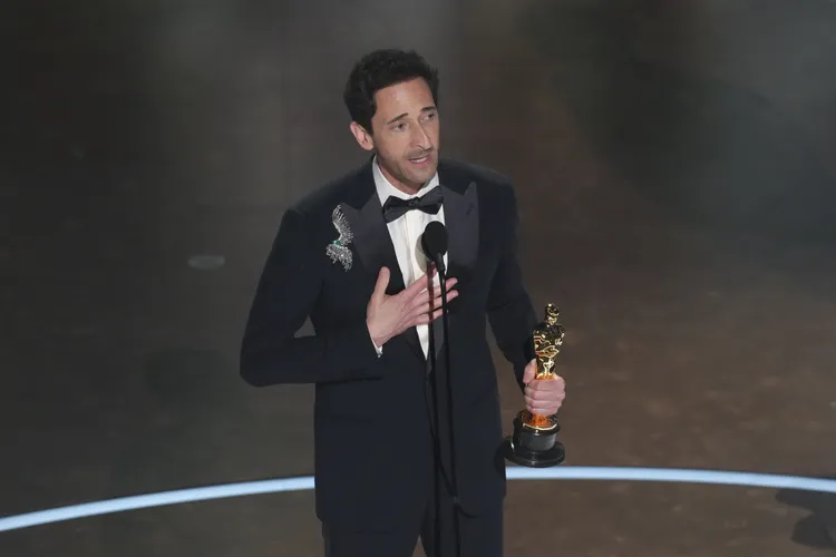 新科奧斯卡影帝安德林布洛迪身著Giorgio Armani西裝。美聯社