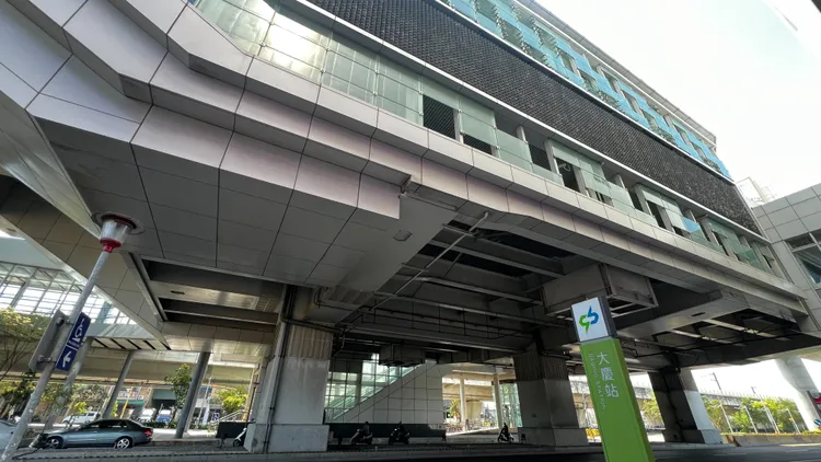 中捷綠線大慶站與台鐵共構，步行至泓瑞恆昕只要約15分鐘。鮮明攝