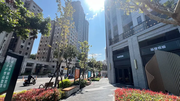 泓瑞恆昕緊鄰南區重要道路東興路，距離目前最熱的13期重劃區僅500公尺。鮮明攝