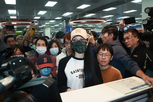 亞亞要走了!抵達松機報到 丈夫小孩陪在身邊