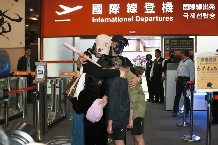 亞亞與3名子女相擁而別。彭欣偉攝