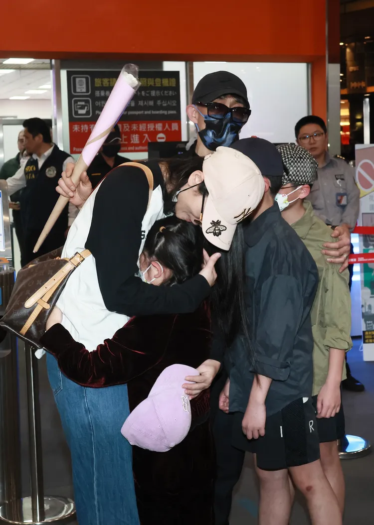 亞亞與3名子女相擁而別。彭欣偉攝