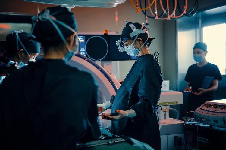 張鈞甯挺孕肚堅持親自為病患操刀動手術。公視、中華電信、瀚草文創提供