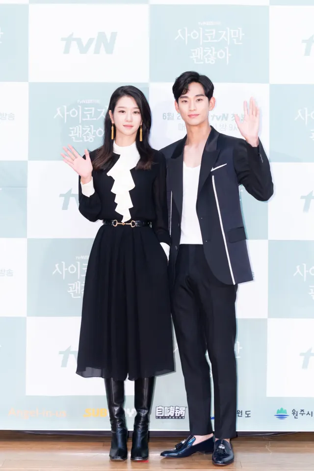 徐睿知（左）2020年與金秀賢合作《雖然是精神病但沒關係》。翻攝tvN