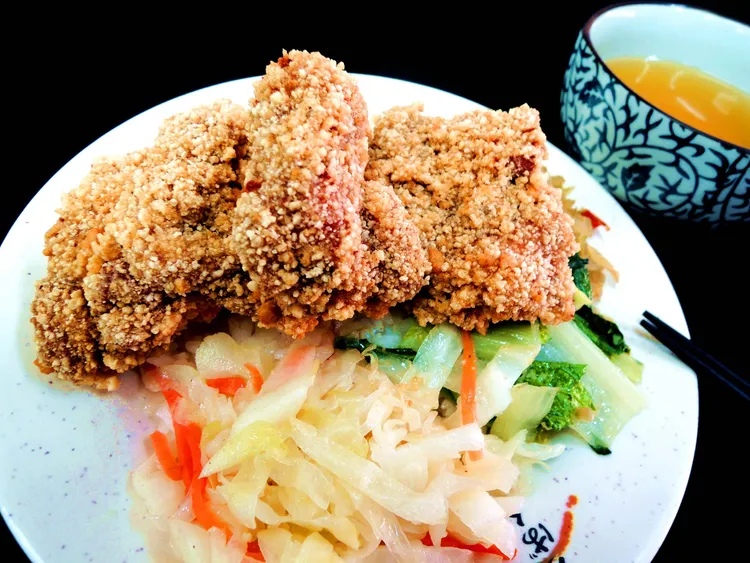 劉江便當雞排、排骨跟炒飯都相當知名。翻攝自劉江便當臉書