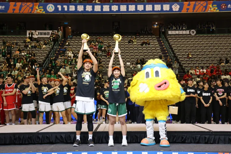 男女冠軍賽MVP劉程恩(左)彭郁榛(中)。名衍行銷