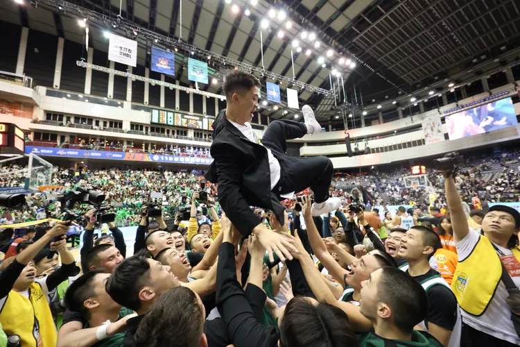 松山高中總教練葉韋喬(上)。名衍行銷