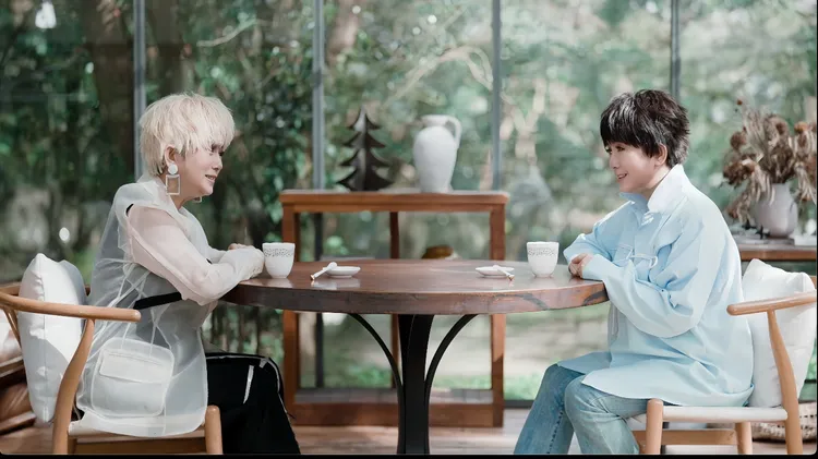 周思潔在新歌《不晚》MV中，一人分飾兩角。萊格悠國際文化提供