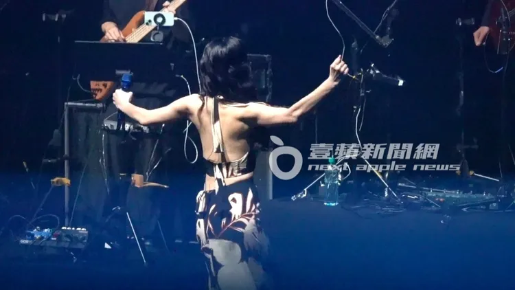 Ella祭出裸背攻勢，粉絲嗨翻天。特勤中心攝
