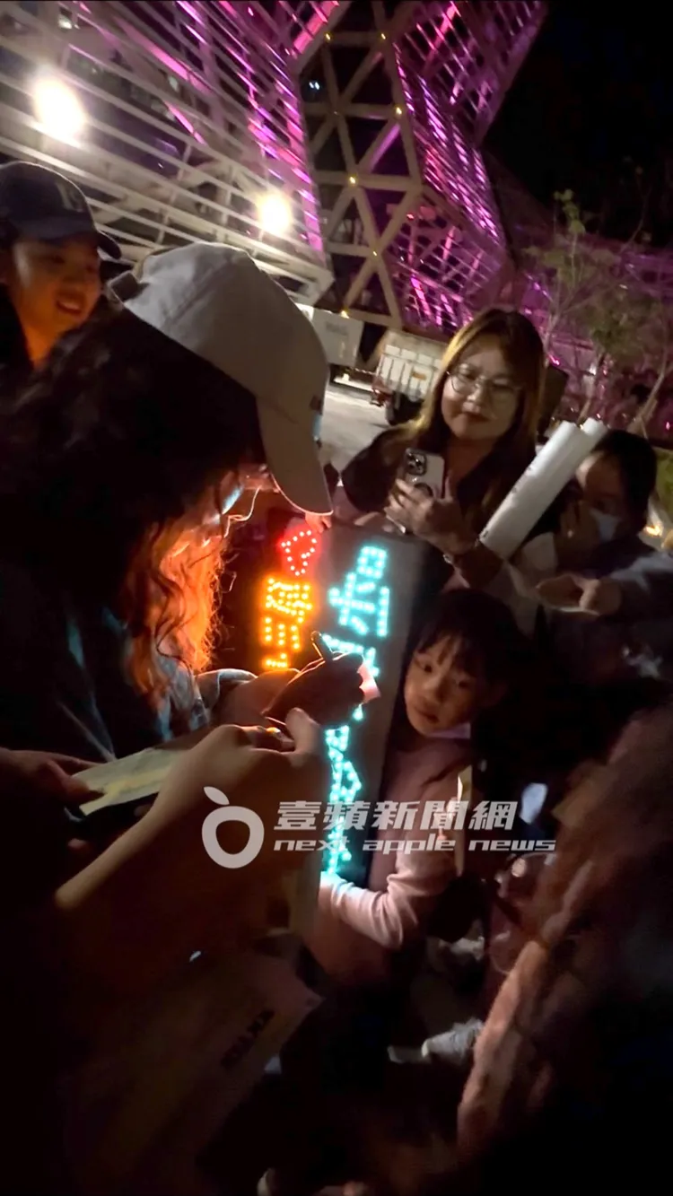 彭佳慧粉絲團，帶燈牌應援。特勤中心攝