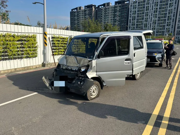 王男駕駛的小貨車。竹東警分局提供
