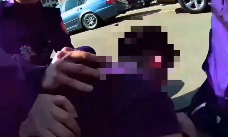 王男被制伏。竹東警分局提供