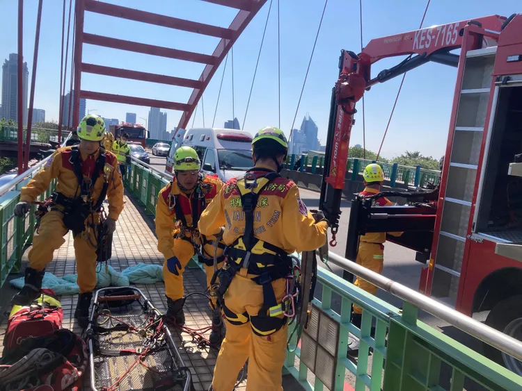 消防人員搶救輕生民眾。民眾提供