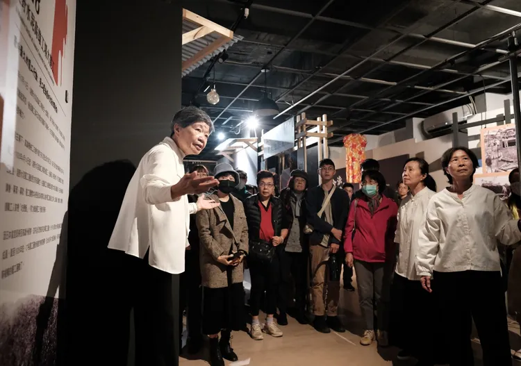 《流經歲月》突破傳統劇場形式，改以導覽式戲劇方式，引導觀眾探索台灣勞動歷史重要時刻。勞博館提供