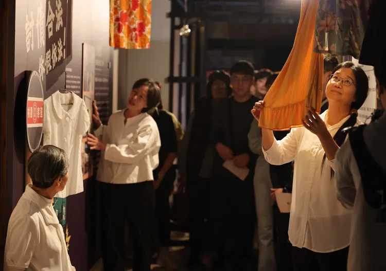 《流經歲月》突破傳統劇場形式，改以導覽式戲劇方式，引導觀眾探索台灣勞動歷史重要時刻。勞博館提供