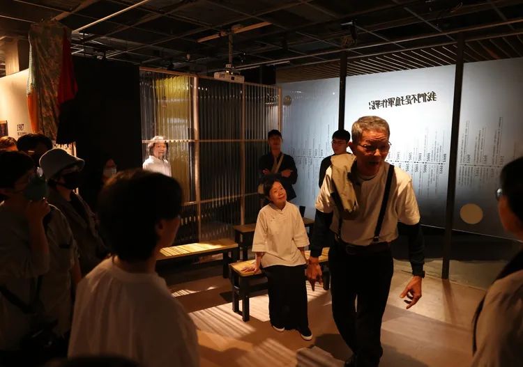 《流經歲月》突破傳統劇場形式，改以導覽式戲劇方式，引導觀眾探索台灣勞動歷史重要時刻。勞博館提供