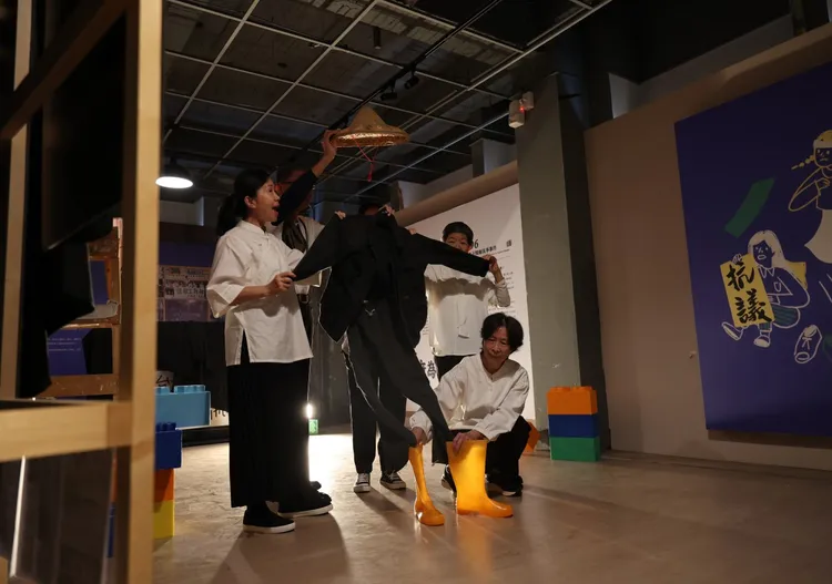 《流經歲月》突破傳統劇場形式，改以導覽式戲劇方式，引導觀眾探索台灣勞動歷史重要時刻。勞博館提供