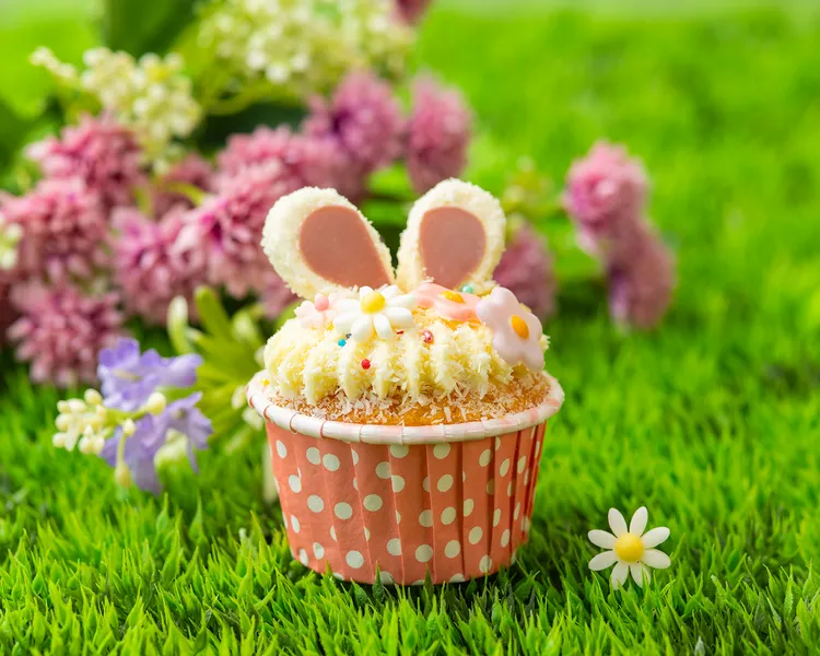 俏皮可愛的兔耳造型「Peekaboo萌兔杯子蛋糕」，以香草蛋糕為基底，搭配輕盈細膩的香草香緹鮮奶油，以及覆盆子醬內餡，酸甜細緻，每個200元。台北遠東香格里拉提供