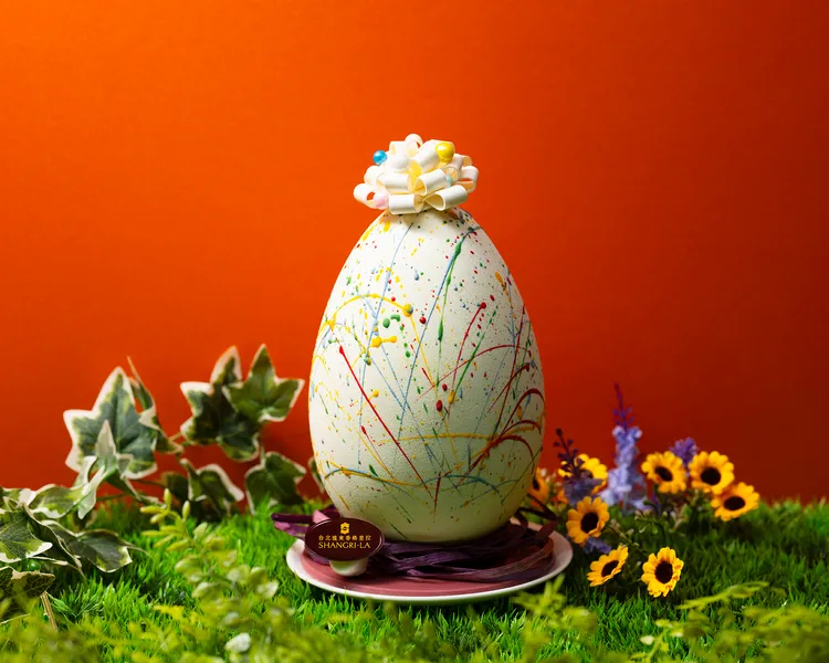 色彩斑斕的「繽紛藝術彩蛋」展現復活節歡樂氛圍，白巧克力蛋殼上手繪鮮豔筆觸，靈感來自抽象畫派，底座則以紅寶石巧克力打造，酸甜果韻融合奶香，每個1280元。台北遠東香格里拉提供
