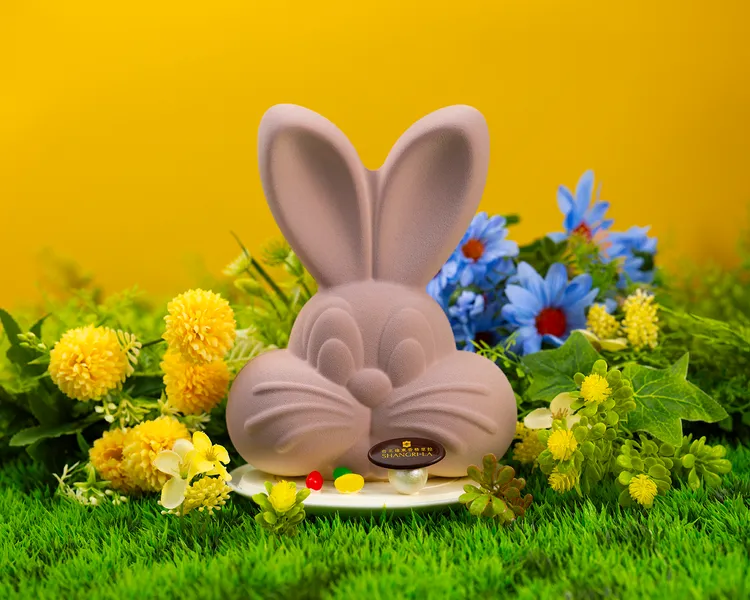 童趣滿載的「邦妮兔的甜蜜驚喜」，細緻霧面巧克力塑造栩栩如生的兔子造型，內藏繽紛糖珠與巧克力脆球，帶來絕妙驚喜口感，每個1200元。台北遠東香格里拉提供