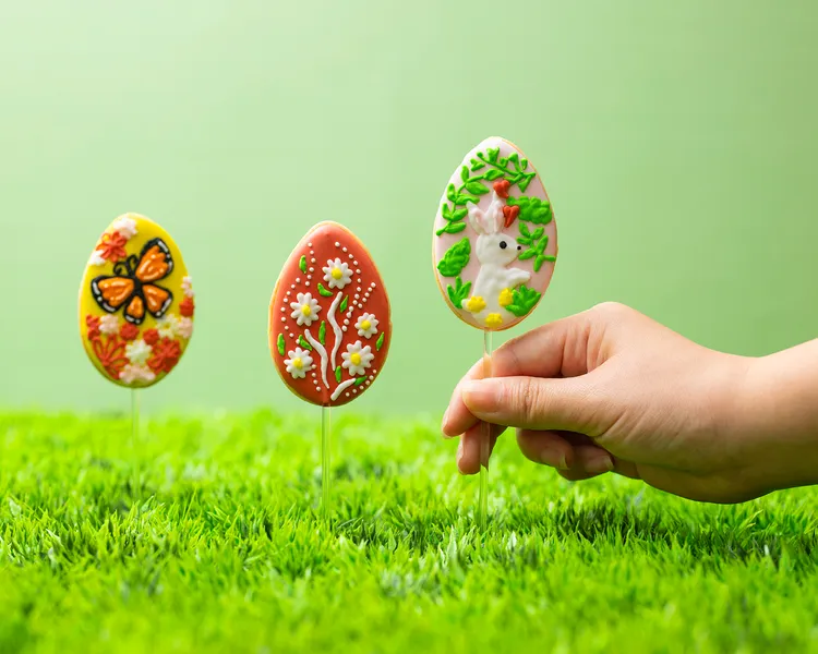 「彩繪春天糖霜餅乾」以手工糖霜細膩描繪蝴蝶、雛菊與藏身藤蔓間的小白兔，搭配奶香濃郁的手工餅乾，造型唯美夢幻，為復活節點綴童話氛圍，每支120元。台北遠東香格里拉提供