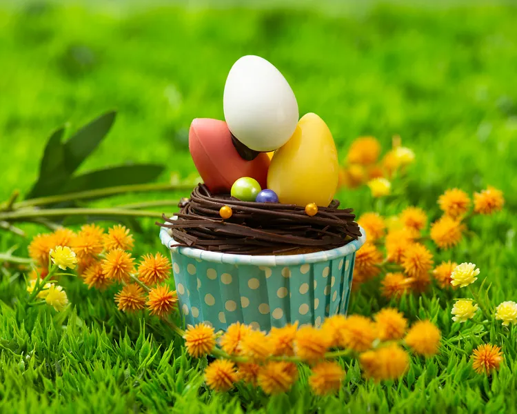 「春巢奇緣巧克力杯子蛋糕」重現春日雀巢意象，濃郁巧克力蛋糕包覆絲滑甘納許，頂部以巧克力絲構築雀巢，搭配彩蛋糖珠，充滿童話感，每個200元。台北遠東香格里拉提供