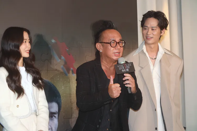 黃大煒（中）演出興趣，還打趣要報名金鐘新人獎。攝影中心攝