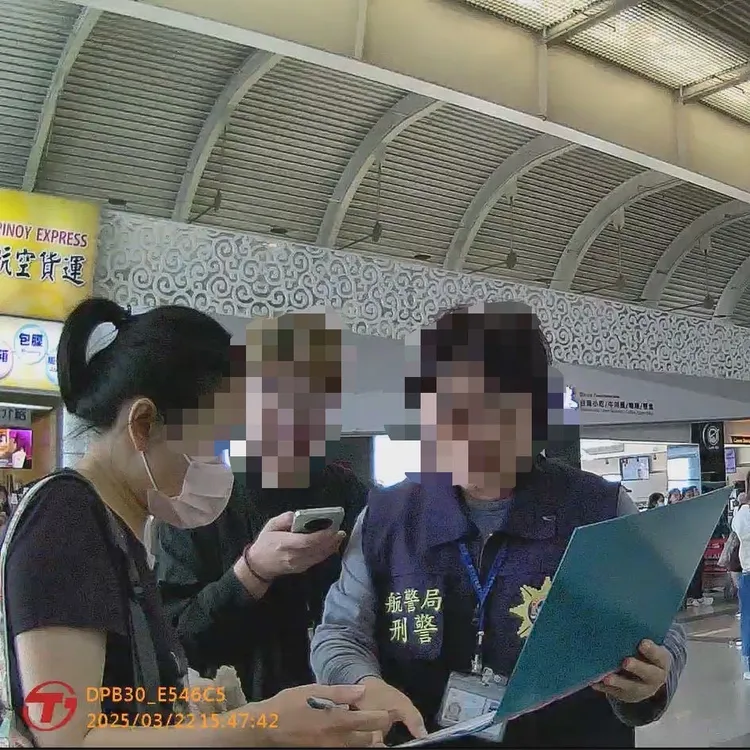 航警局員警前往關懷勸阻朱姓民眾。翻攝畫面