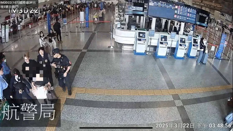 航警局員警前往關懷勸阻朱姓民眾。翻攝畫面