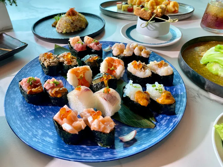 「饗A JOY」將當令食材以及櫻花盛放意象融入餐點，即日起推出最新系列14道料理。莊偉祺攝