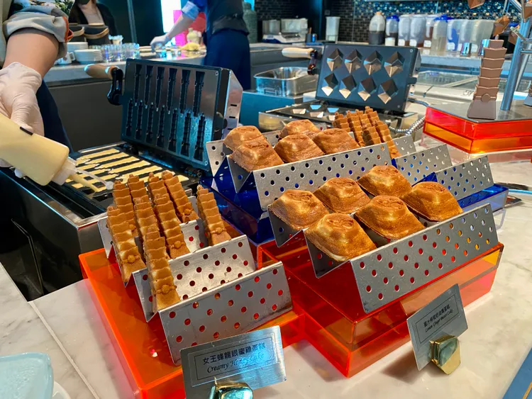 「饗A JOY」甜點區供應現做101造型雞蛋糕等。莊偉祺攝
