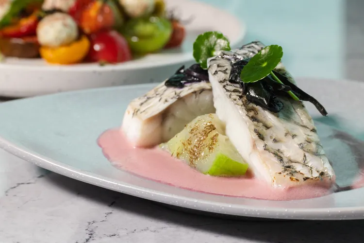 「鱸魚菲力佐紅天鵝絨醬」淋上獨特的粉紅色醬汁。饗賓集團提供